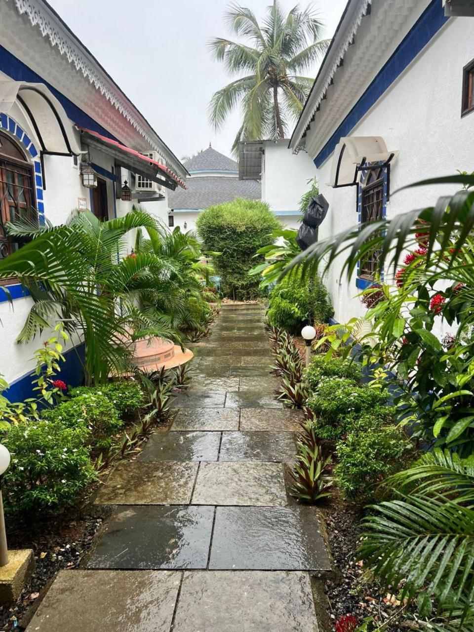 Sashas Village Vagator